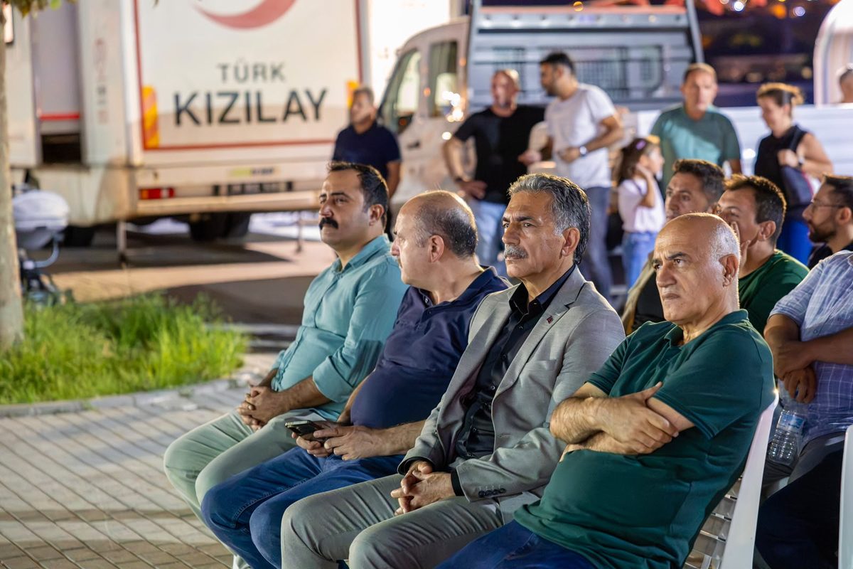 Paneli izleyen katılımcılar; arka planda Türk Kızılay aracı