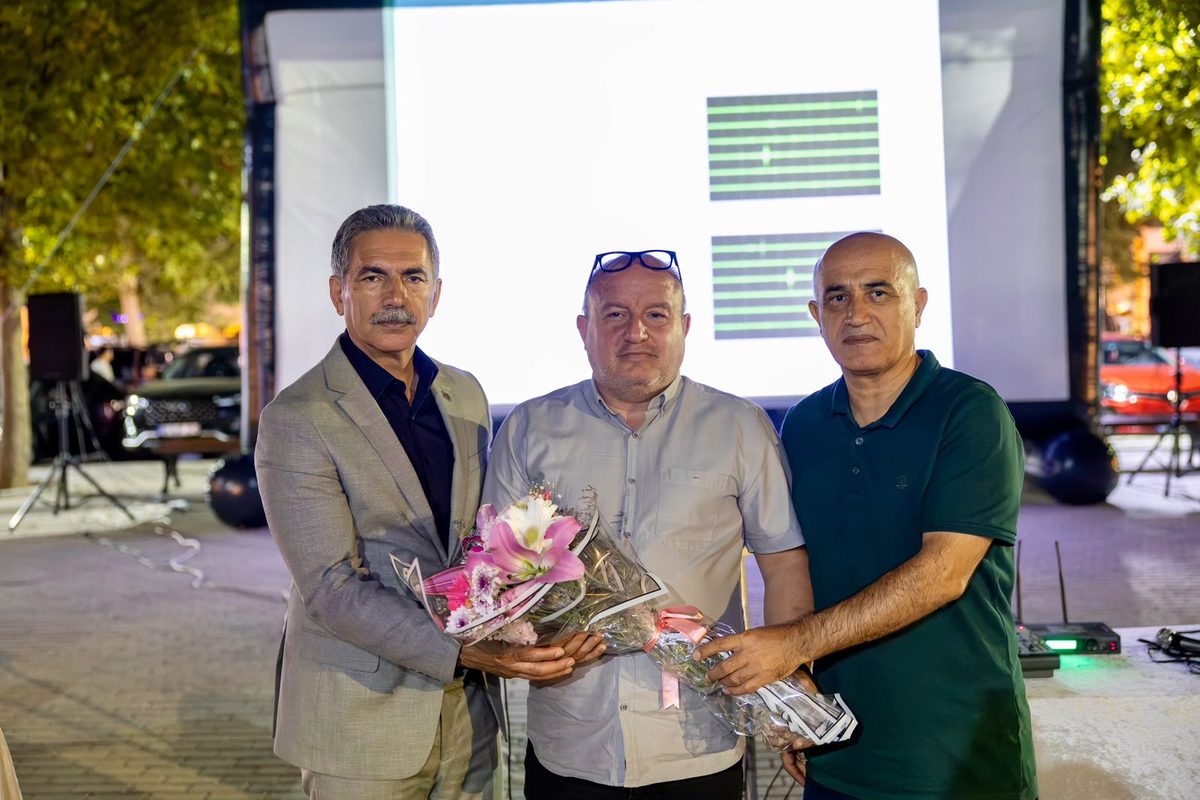 Panel sonunda düzenleyenlerle birlikte çekilen teşekkür fotoğrafı